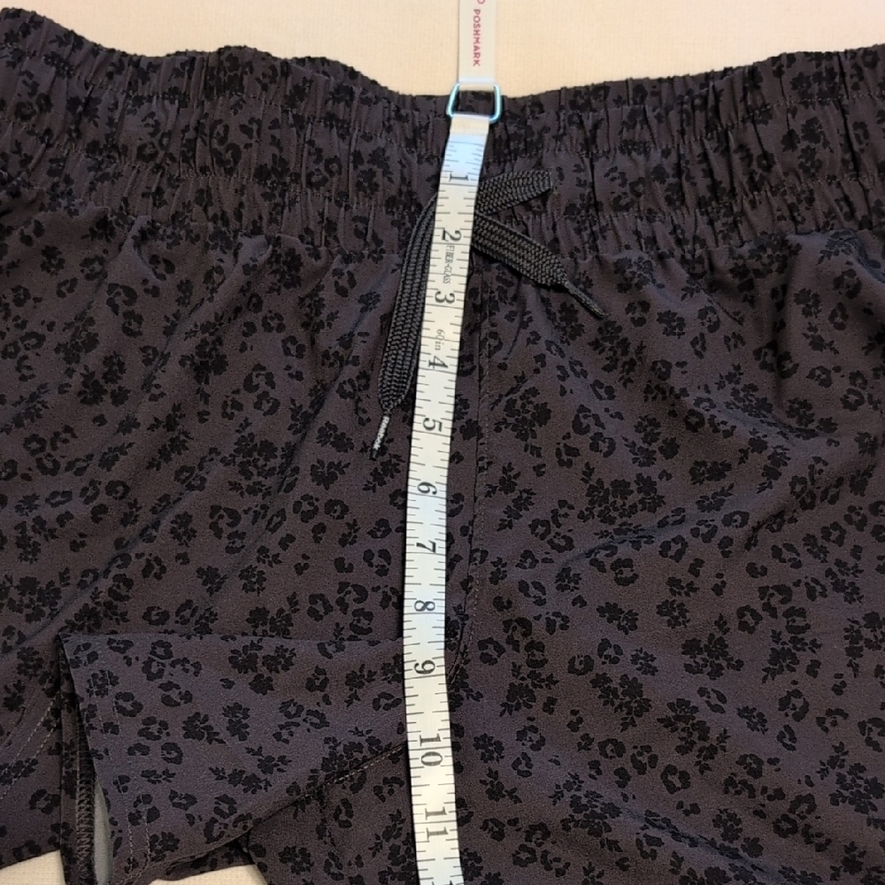 Reebok Women's Charcoal Animal Print Shorts Size Large - Picture 7 of 9